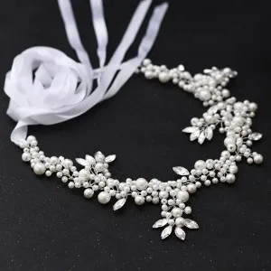 charming belt features a beautiful design with beads and pearls