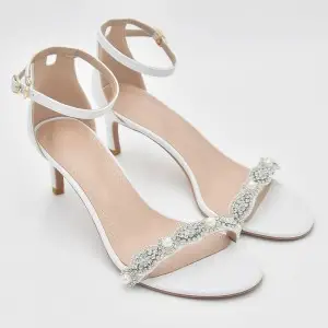 simple pearls beads bucket strap 6cm kitten heel sandals