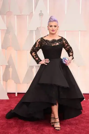 kelly osbourne black lace and satin red carpet gown 2015